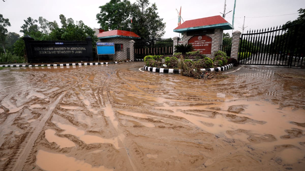 Contact of Kashmir Valley broken by the country, NH and railway routes closed, more than 3500 vehicles stuck
