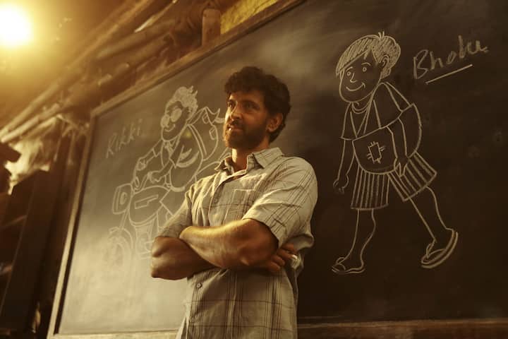 विकास बहल निर्देशित फिल्म सुपर 30 में ऋतिक रोशन ने बिहार के मशहूर मैथ्स टीचर आनंद कुमार का किरदार निभाया. आनंद कुमार असली जिंदगी में भी गरीब बच्चों को मुफ्त में पढ़ाकर उन्हें आईआईटी जैसे एग्जाम पास करने में मदद करते हैं. फिल्म में दिखाया गया कि कैसे उन्होंने शिक्षा को अमीर-गरीब की सीमा से ऊपर उठाकर एक सामाजिक जिम्मेदारी बना दिया.