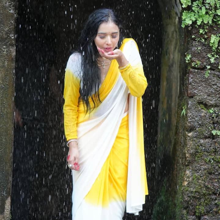 Tanya also told that she was once in Chanderi, during that time a fan had drinked the hotel gate at night and came to her room. He had increased security since then.