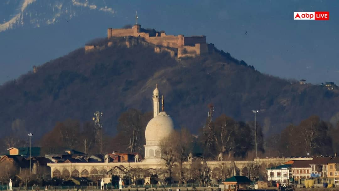श्रीनगर की दरगाह हजरतबल में लगे मार्बल पर बवाल, भीड़ ने अशोक स्तंभ को तोड़ा, कहा- 'मस्जिद के अंदर...' Srinagar Hazratbal Dargah Chaos on Eid e Milad, mob breaks down Ashok Stambh श्रीनगर की दरगाह हजरतबल में लगे मार्बल पर बवाल, भीड़ ने अशोक स्तंभ को तोड़ा, कहा- 'मस्जिद के अंदर...'