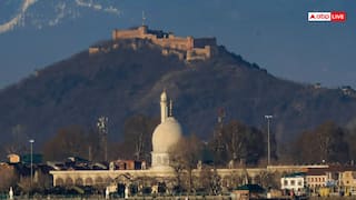 Ruckus on the marble in Srinagar's Dargah Hazratbal, the mob broke the Ashoka Pillar, said- 'Inside the mosque ...'
