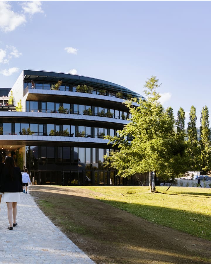 ఈ స్కూల్ లో అధిక ఫీజులు ఉన్నప్పటికీ ప్రపంచవ్యాప్తంగా ప్రత్యేక గుర్తింపును కలిగి ఉంది. ఇక్కడ ప్రతి సంవత్సరం చాలా తక్కువ మందిని మాత్రమే ఎంపిక చేస్తారు. విద్యాప్రమాణాల విషయంలో రాజీపడకుండా స్కూల్ రన్ చేస్తున్నారు