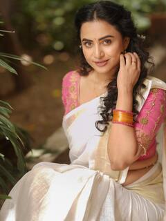 அழகான கசவு சேலையுடுத்தி  ஓணம்  கொண்டாட்டம்.. கண்களால் வசீகரிக்கும் பிரபல நடிகைகள்!