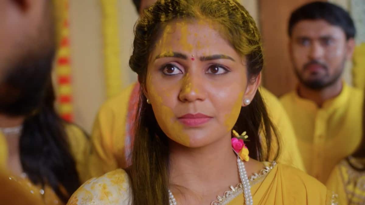 Chinni Serial Today September 5th: చిన్ని సీరియల్: హాల్దీ వేడుకలో మధు, మహిలపై పసుపు! మహి డబ్బు సాయం, స్వప్న మధుకి ఏం చెప్పిందంటే!