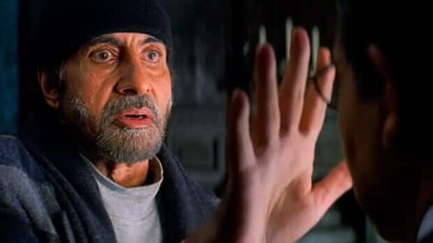 साल 2005 में रिलीज हुई संजय लीला भंसाली निर्देशित फिल्म ब्लैक बॉलीवुड की सबसे इमोशनल फिल्मों में से एक है. इस फिल्म में अमिताभ बच्चन ने एक खास किरदार निभाया था. उन्होंने एक ऐसी अंधी और गूंगी लड़की के टीचर की भूमिका निभाई, जिसके लिए बोलना, समझना और जीवन जीना बेहद मुश्किल था. ब्लैक को इसकी अनोखी कहानी, मजबूत एक्टिंग और संजय लीला भंसाली के बेहतरीन निर्देशन की वजह से आज भी हिंदी सिनेमा की क्लासिक फिल्मों में गिना जाता है.