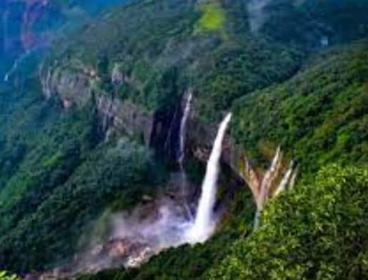 शिलॉन्ग: उत्तर-पूर्व का यह खूबसूरत शहर बारिश में और भी स्वर्ग जैसा लगता है.यहां के एलीफेंट फॉल्स और उमियम लेक घूमने लायक जगहें हैं. लगातार बारिश के बावजूद यहाँ बाढ़ का खतरा नहीं रहता.