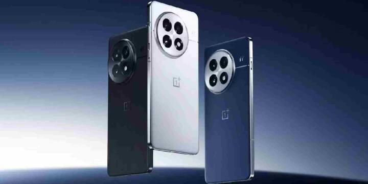 OnePlus 13R लगभग 40,999 रुपये की कीमत पर उपलब्ध है. इसमें स्नैपड्रैगन 8 Gen प्रोसेसर और 6.78 इंच का AMOLED डिस्प्ले 120Hz रिफ्रेश रेट के साथ मिलता है. फोन में 6000mAh की बैटरी है जो 80W चार्जिंग के साथ आती है. कैमरा सेटअप में 50MP+8MP+50MP का ट्रिपल रियर कैमरा और 16MP का फ्रंट कैमरा शामिल है. इसका प्रदर्शन और बैटरी बैकअप इसे Galaxy S25 FE के मुकाबले खड़ा करता है.