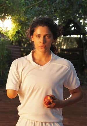 Saiyami Kher has played the role of a cricketer and bowler in the film Ghoomar, whose life suddenly changes when one hand is cut in an accident. This shock was like ending career for any player, but Saiyami's character did not lose courage. She prepares herself afresh instead of leaving her dreams incomplete and learns to bowl with left hand. On the strength of her passion, she gets into the field again and surprises everyone.
