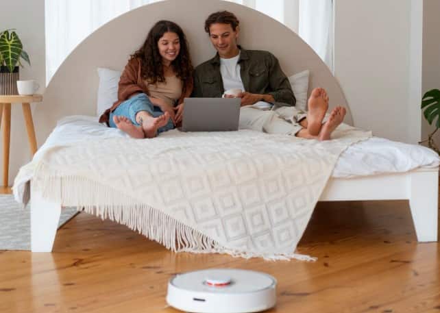 इलेक्ट्रॉनिक गैजेट्स: मोबाइल, लैपटॉप और टीवी जैसी चीजें बेडरूम में रखने से नींद खराब होती है. इनसे निकलने वाली ब्लू लाइट दिमाग को एक्टिव रखती है और नींद आने में दिक्कत पैदा करती है.