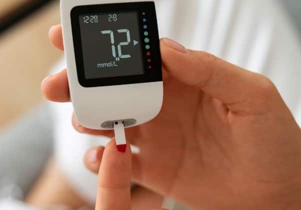 डायबिटीज़: कलाई में बार-बार होने वाला दर्द डायबिटीज़ का भी संकेत हो सकता है. शुगर लेवल असंतुलित होने से नसों और हड्डियों पर असर पड़ता है, जिससे दर्द बढ़ जाता है.