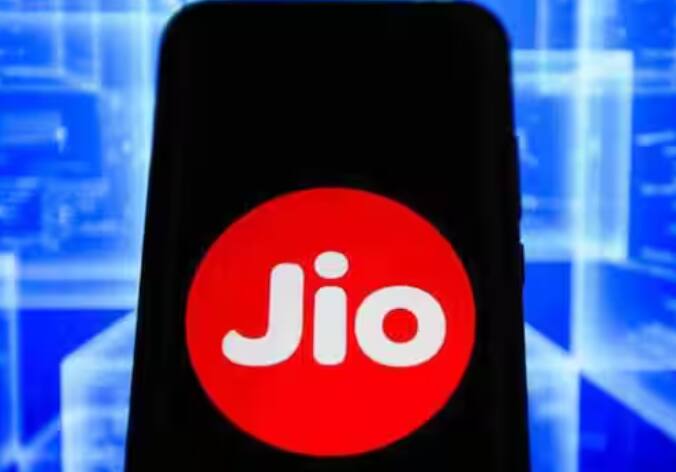 ਇਸ ਤੋਂ ਇਲਾਵਾ, ਉਪਭੋਗਤਾਵਾਂ ਨੂੰ ਮੁਫਤ 5G ਅਨਲਿਮਟਿਡ ਡਾਟਾ ਮਿਲੇਗਾ। ਇਸ ਦੇ ਨਾਲ ਹੀ, JioFinance ਰਾਹੀਂ JioGold ਖਰੀਦਣ ਵਾਲੇ ਗਾਹਕਾਂ ਨੂੰ 2% ਵਾਧੂ ਡਿਜੀਟਲ ਗੋਲਡ ਦਾ ਫਾਇਦਾ ਵੀ ਹੋਵੇਗਾ।