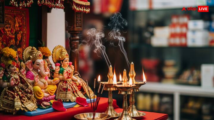 The correct direction of the temple to worship God inside the shop is considered to be a Ishan angle. By setting up a temple in this direction, the grace of God always remains.