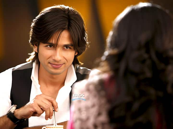 साल 2010 में रिलीज हुई मिलिंद उके की फिल्म पाठशाला में शाहिद कपूर ने एक इंग्लिश और म्यूजिक टीचर का किरदार निभाया था. इस रोल की खासियत यह थी कि वह बच्चों को पुराने एजुकेशन सिस्टम से हटकर नए और आसान तरीके से पढ़ाने की कोशिश करता है. शाहिद का यह रोल बच्चों के प्रति प्यार, उनकी भावनाओं को समझने और उन्हें पढ़ाई के साथ-साथ जिंदगी जीने की सीख देने वाला था. इस फिल्म ने एजुकेशन सिस्टम से जुड़े कई गंभीर सवाल भी उठाए.