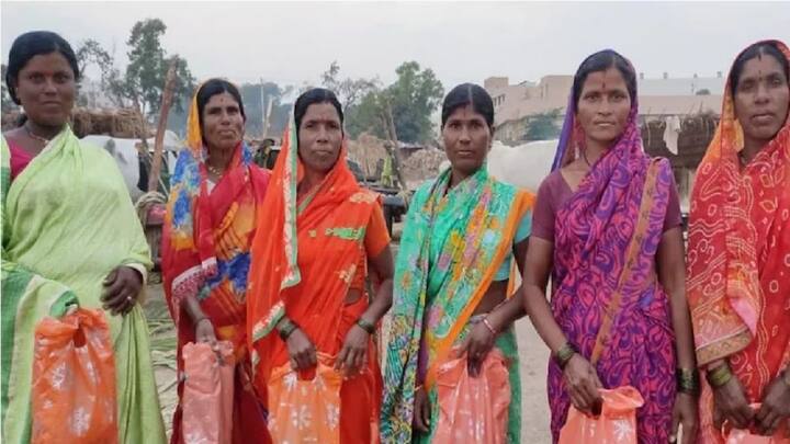 आपको बता दें इस योजना में खासतौर पर ग्रामीण इलाकों की महिलाओं को जोड़ा जा रहा है. यहां महिलाओं को प्रशिक्षण भी दिया जाता है ताकि वह बेहतर तरीके से काम कर सकें. प्रशिक्षण के दौरान उन्हें यह सिखाया जाता है कि बिजनेस कैसे शुरू करें और उसे कैसे आगे बढ़ाएं.