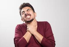 गले के आसपास दिखे ऐसे लक्षण तो हो जाएं सावधान कहीं इन घातक बीमारियों की चपेट में तो नहीं आ गए आप