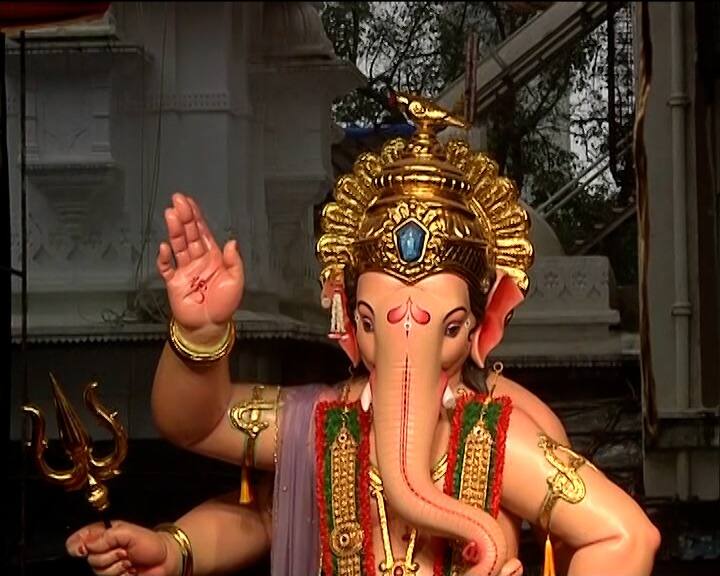 या उत्सवाच्या पारंपरिक जल्लोषात आणि भक्तिभावात मुंबईतील गणेशगल्लीचा 