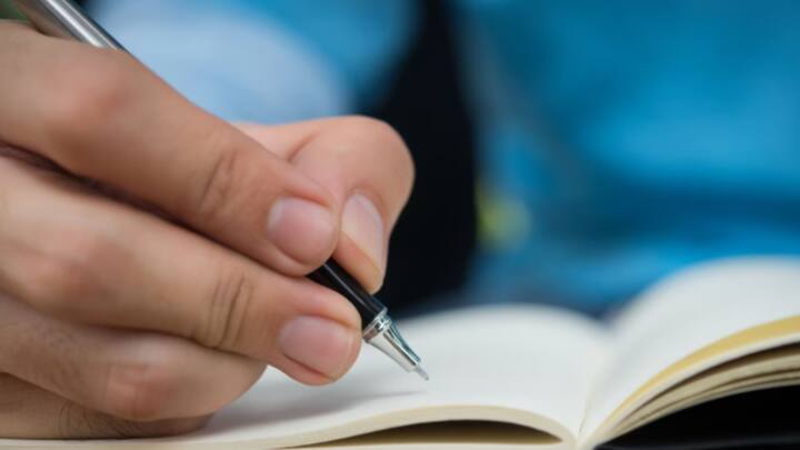 হাতে লিখতে সময় লাগে। প্রতিটি শব্দ, বিষয়বস্তু নিয়ে ভাবনা ঘোরে মাথায়। ফলে স্মৃতিতে গাঁথা থাকে ওই তথ্য। যে কারণে হাতে নোটস লেখা অত্যন্ত কার্যকরী।