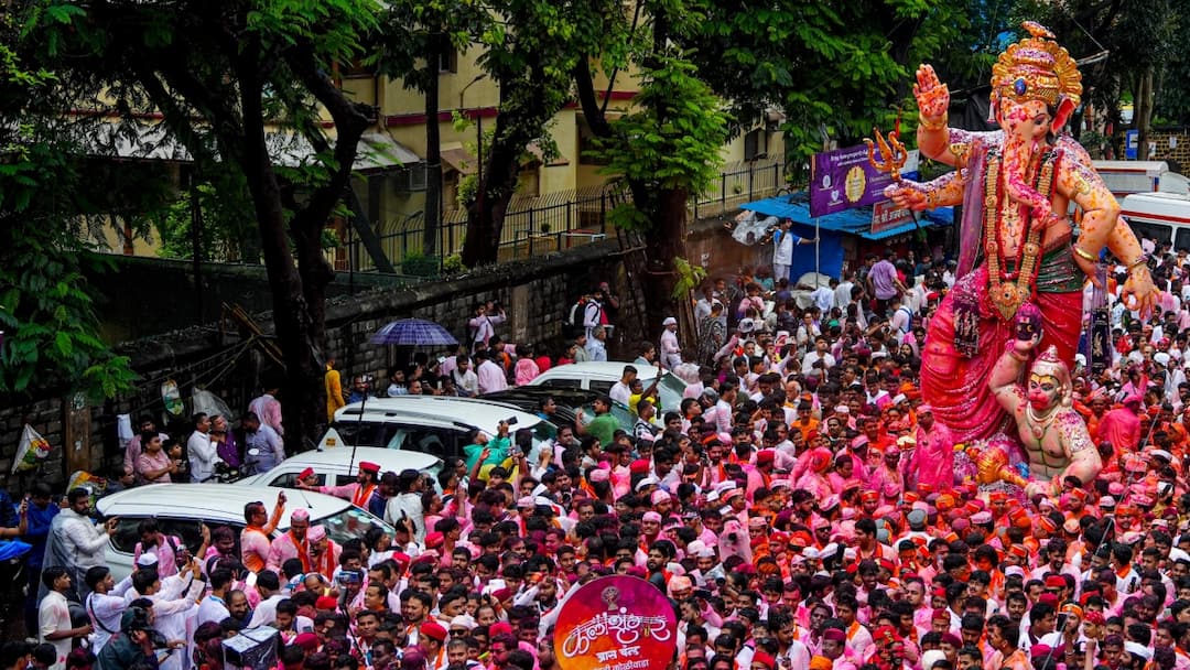 Ganesh Visarjan 2025 Lalbaugcha Raja immersion at Girgaon Chowpatty under heavy security Arrangements Mumbai मुंबई में गणपति बप्पा को धूम से दी जा रही विदाई, लालबागचा राजा के विसर्जन में उमड़े श्रद्धालु
