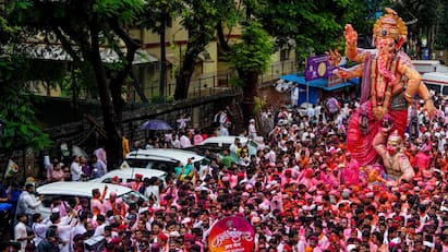 मुंबई में गणपति बप्पा को धूम से दी जा रही विदाई, लालबागचा राजा के विसर्जन में उमड़े श्रद्धालु