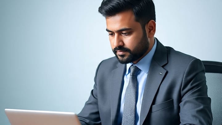 चाहें पीसीएस अधिकारी हो या फिर आईएएस अफसर दोनों को अच्छी सैलरी के साथ साथ कई सुविधाएं भी मिलती हैं.