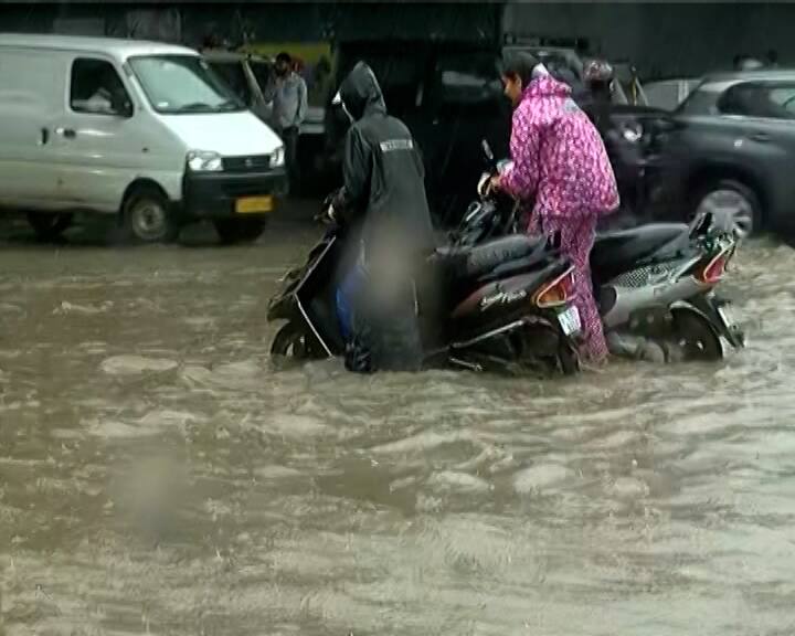 પાણીમાં ડૂબી ગયેલા રસ્તાઓ પર બંધ પડેલા વાહનો જોઈને લોકોએ મહાનગરપાલિકાના વહીવટીતંત્ર પર રોષ વ્યક્ત કર્યો હતો અને સોશિયલ મીડિયા પર 'વિકાસ પાણીમાં ડૂબ્યો' જેવા કટાક્ષ પણ કર્યા હતા.