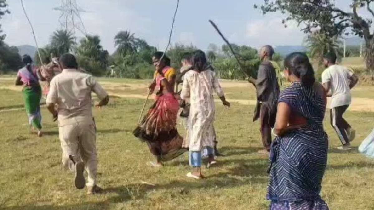 Bihar News: कोई रोता नजर आया तो कोई गिड़गिड़ाता, जमुई में पुलिस पर बरसा बेखौफ ग्रामिणों का कहर, कई जवान घायल