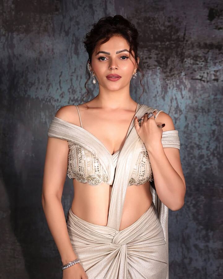 તેના દેખાવ અને આત્મવિશ્વાસની સાથે, તેની સુંદરતા પરથી નજર હટાવવી અશક્ય છે. તેના આ ફોટા ઇન્ટરનેટ પર ધૂમ મચાવી રહ્યા છે.