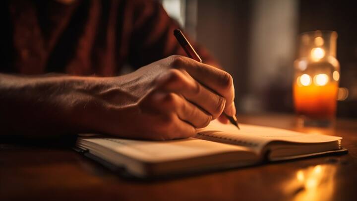 Writing by Hand: টাইপিং সহজতর, সময়ও লাগে কম। কিন্তু হাতে লেখার উপকারিতা অনেক।  ছবি: ফ্রিপিক।