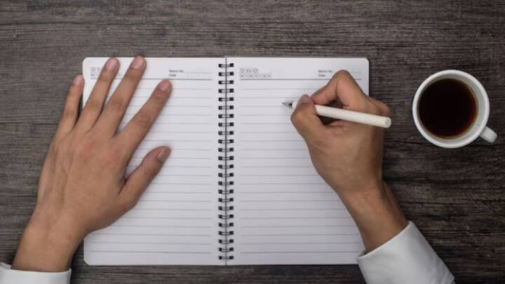 শুধুমাত্র কর্মক্ষেত্রেই নয়, ব্যক্তিগত জীবনে জার্নাল লেখার ক্ষেত্রেও আজকাল ট্যাব বা ল্যাপটপ ব্যবহার করেন। তবে কাগজের ডায়েরিতে পেন দিয়ে লেখার অনুভূতিই আলাদা।