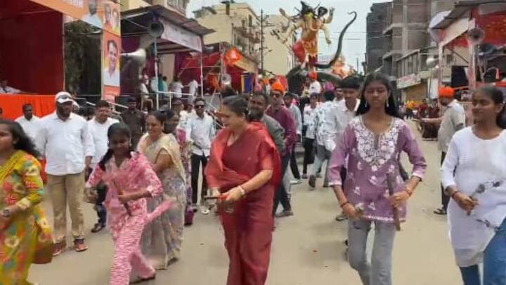 कोल्हापुरातील प्रथम मानाचा गणपतीची तुकाराम माळी तालीम मंडळाच्या बाप्पाच्या विसर्जन मिरवणुकीला सुरुवात झाली.