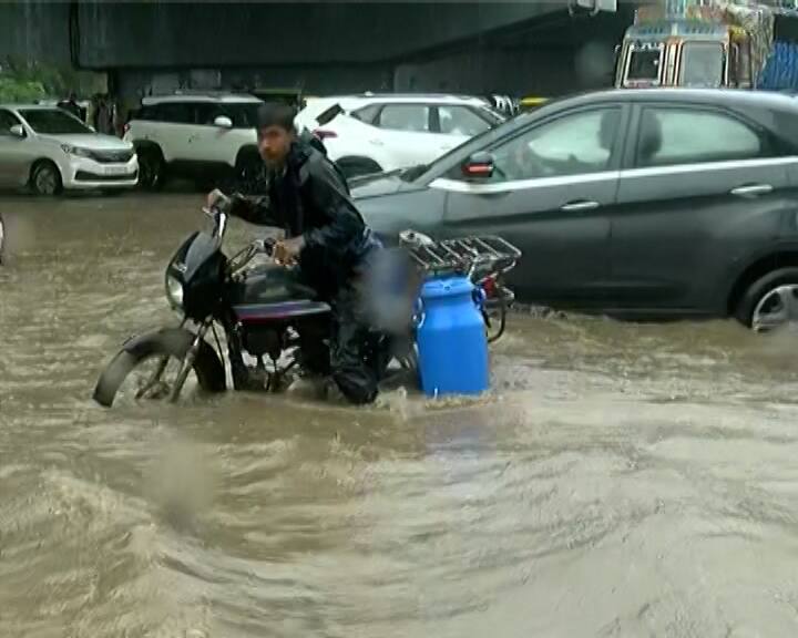 માધાપર ચોકડી પર ભરાયેલા પાણીએ રાજકોટ મહાનગરપાલિકાના પ્રી-મોન્સૂન કામગીરીના દાવાઓ પર સવાલો ઉભા કર્યા છે.