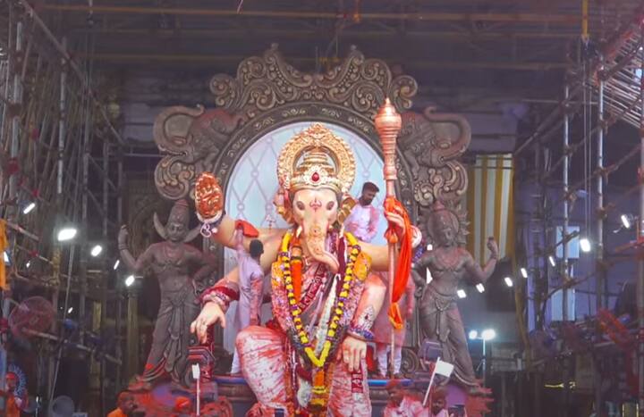 गणेशोत्सवाच्या दहा दिवसांच्या जल्लोषानंतर आज बाप्पाला निरोप देण्याची वेळ आली आहे.