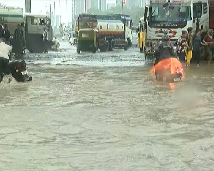 શહેરના રૈયા ચોકડી, ઇન્દિરા સર્કલ, નાના મૌવા ચોકડી અને મોરબી હાઇવે જેવા વિસ્તારોમાં વરસાદે ધમાકેદાર એન્ટ્રી કરી છે. અડધા કલાકના વરસાદમાં જ રાજકોટના માર્ગો પર જળબંબાકારની સ્થિતિ જોવા મળી હતી.