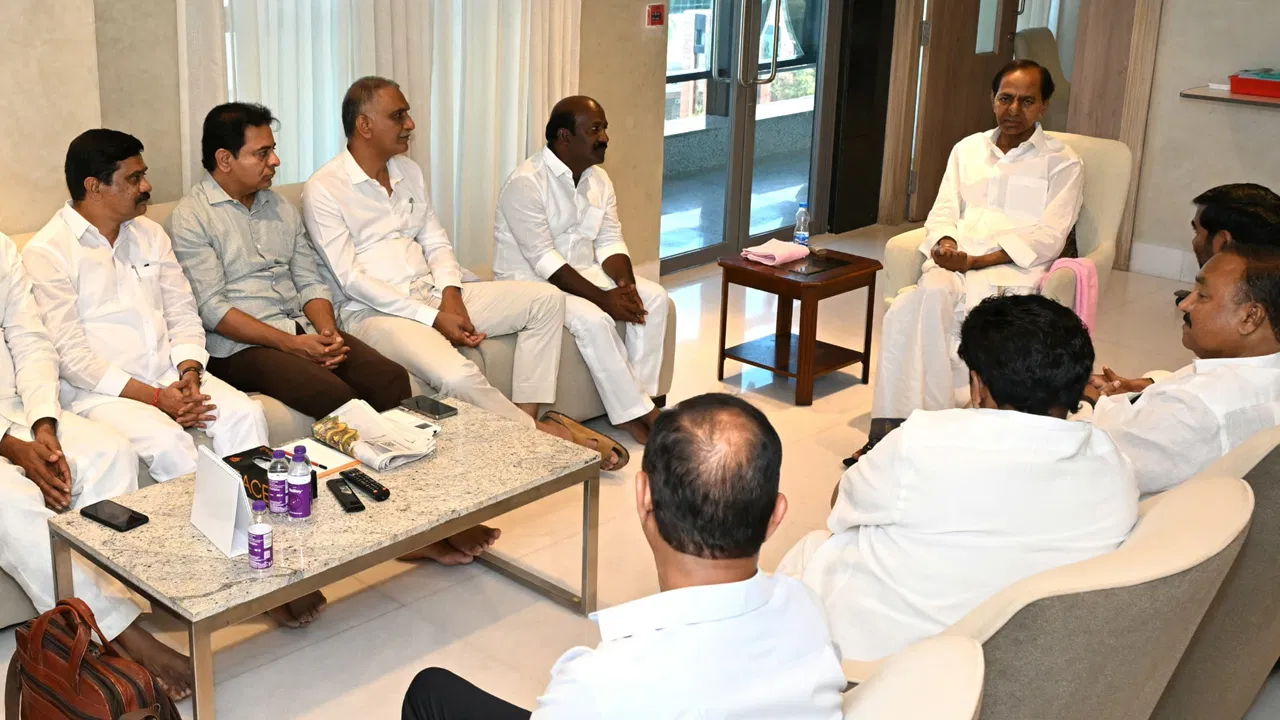 ఫామ్‌హౌస్‌లో కేసీఆర్‌తో హరీష్ రావు సమావేశం - కవిత ఆరోపణలపై చర్చ - ఎమ్మెల్సీ పోచంపల్లికీ పిలుపు !