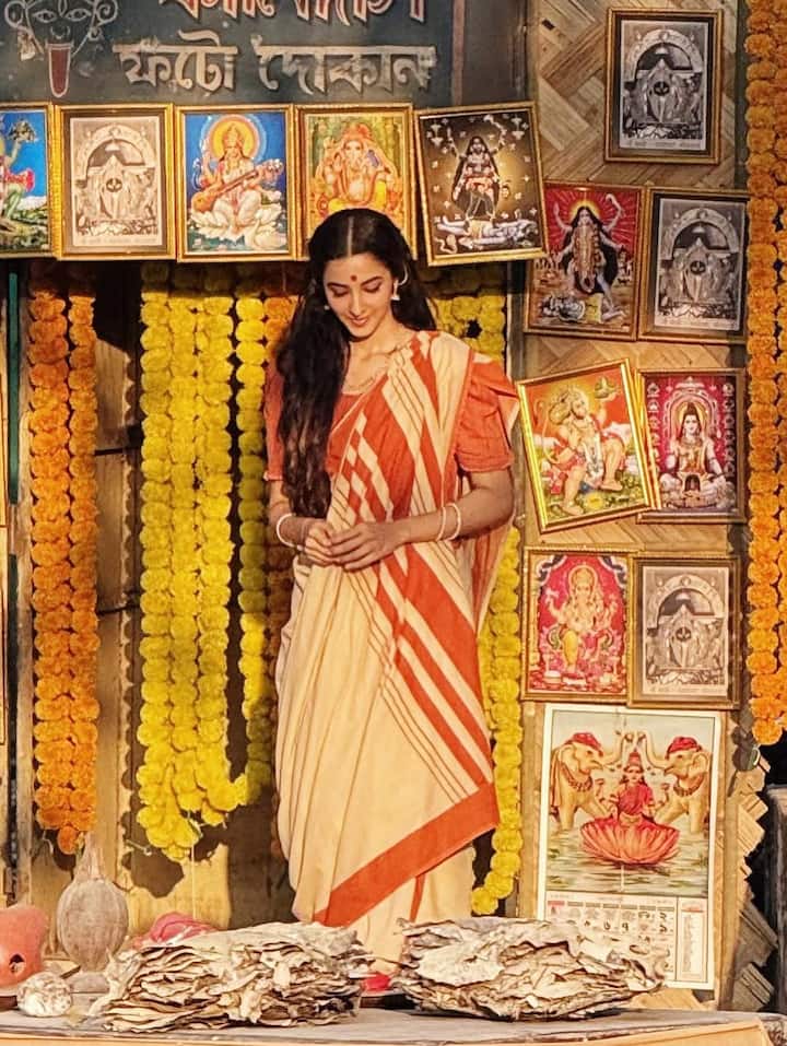 फिल्म में सबसे ज़्यादा तारीफ एक्ट्रेस सिमरत कौर की हो रही है. उन्होंने इसमें भारती बनर्जी का किरदार निभाया है. उनकी अदाकारी लोगों को इतनी प्रभावित कर रही है कि वह सोशल मीडिया पर खूब चर्चा में हैं.