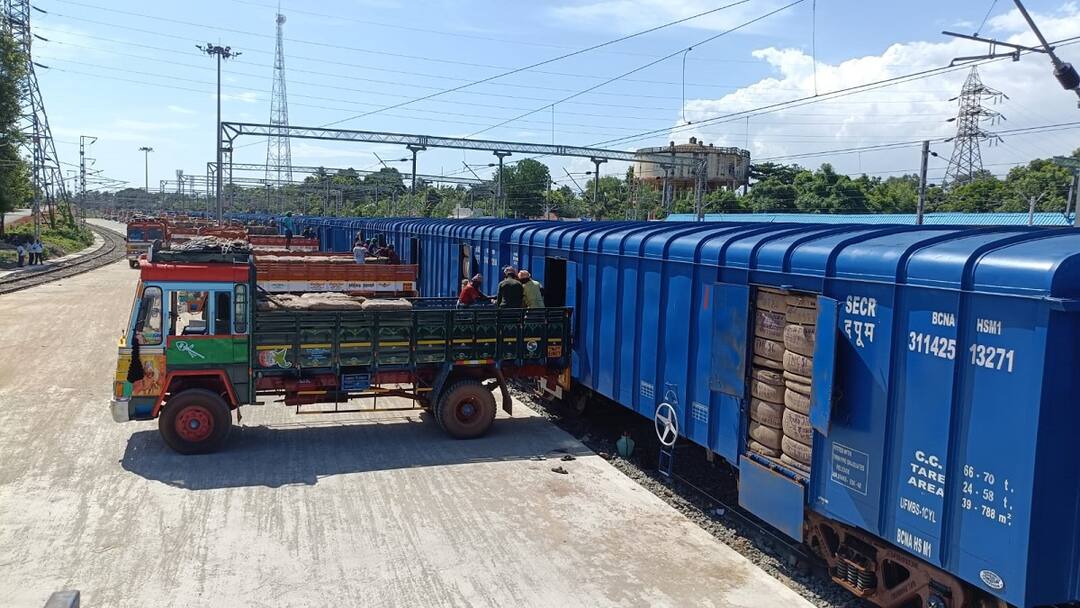 கொல்கத்தாவிலிருந்து தஞ்சைக்கு வந்த 27 லட்சம் சாக்குகள்: எதற்காக? 27 lakh sacks arrive in Thanjavur from Kolkata tnn கொல்கத்தாவிலிருந்து தஞ்சைக்கு வந்த 27 லட்சம் சாக்குகள்: எதற்காக?