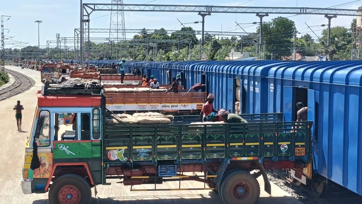 கொல்கத்தாவிலிருந்து தஞ்சைக்கு வந்த 27 லட்சம் சாக்குகள்: எதற்காக?