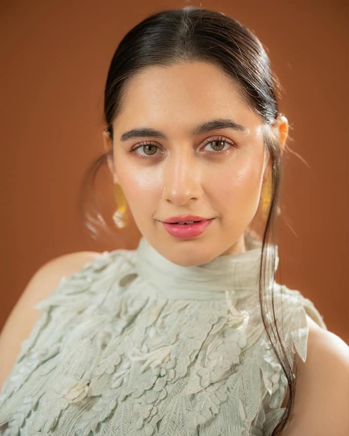 Today, even at the age of 40, the shine of the actress has not faded. Every time she makes the fans her admirers with her charming acts. He has 4.9 million followers on Instagram who are desperate for a glimpse of him.