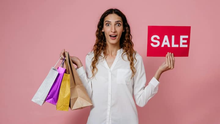 इतना ही नहीं शॉपिंग मॉल में SALE के साइन ग्राहकों को आकर्षित करने के लिए लगाए जाते हैं. सेल का नाम सुनकर हर कोई उस सामान को लेने के बारे में सोचता है.