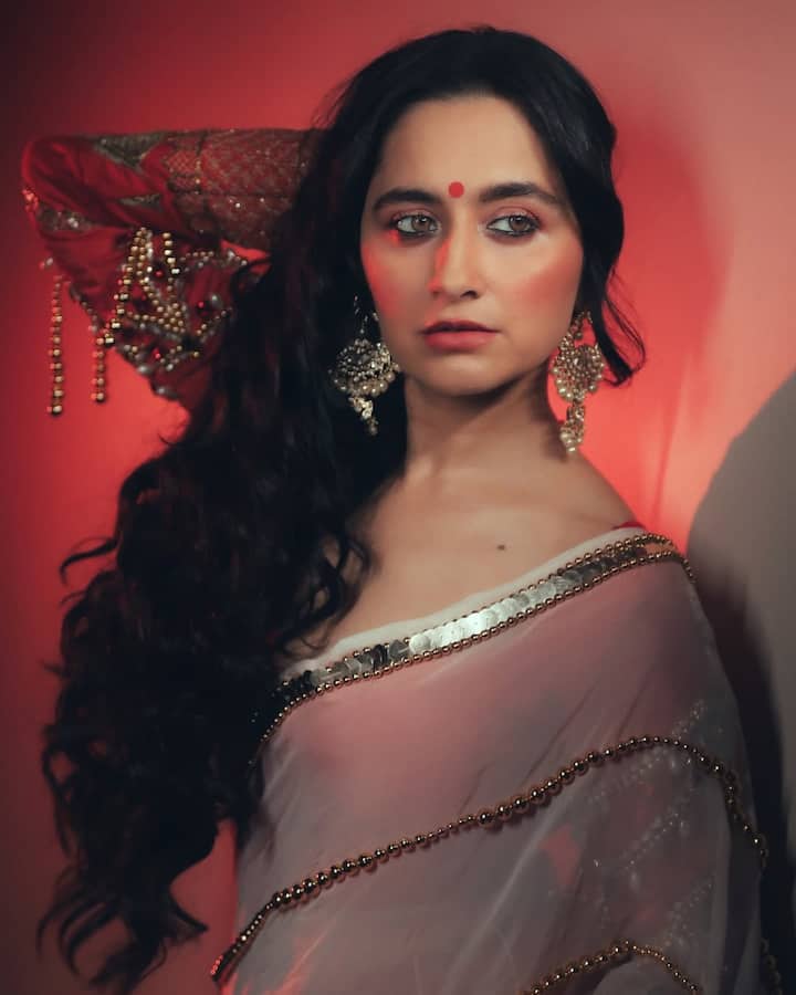 If you look at the upcoming projects of Sanjida Sheikh, then now she is going to be seen in Ajay Devgan's multi -starrer film Dhamaal 4. She entered Bollywood with the film 'Tish' in 2020 and is now impressing the audience with her characters in the film industry. Recently the shooting of the film 'Dhamaal 4' ended and Starcast has informed the share fans on the Instagram handle.