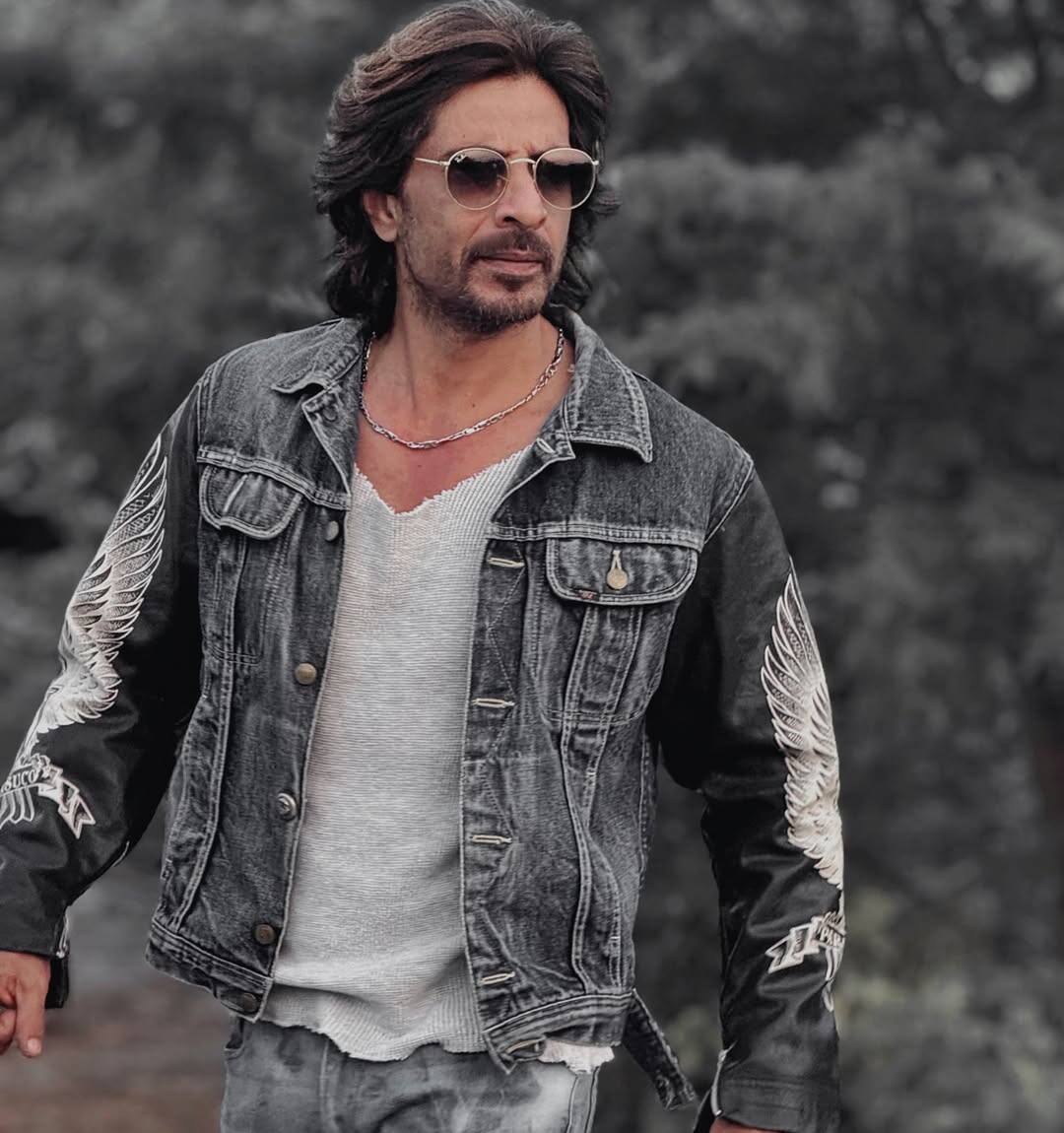 Let me tell you that Ibrahim Qadri used to live by painting the hoarding board in Junagadh, Gujarat. Since childhood, his friends and family often compared him to Shahrukh Khan.