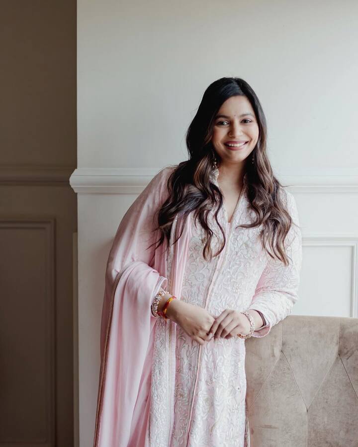 लेकिन शाहीन सोशल मीडिया पर काफी एक्टिव नजर आती हैं, वो अक्सर अपने इंस्टाग्राम पर तस्वीरें शेयर करतीं हैं, और फैंस का भी उन्हें खूब प्यार मिलता है.