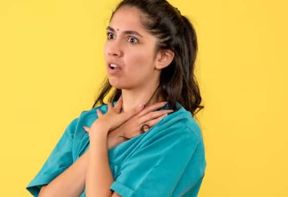 गले के पास गांठ महसूस होना: गले या गर्दन पर अगर कोई कठोर गांठ महसूस होती है जो धीरे-धीरे बढ़ रही है, तो इसे बिल्कुल नज़रअंदाज़ न करें. यह थायरॉइड नोड्यूल या कैंसर का संकेत हो सकता है.
