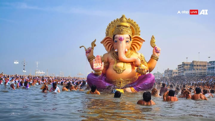 मुंबई और पूरे महाराष्ट्र में गणेश विसर्जन की धूम रहती है. यहां जिस तरह चतुर्थी पर बप्पा का स्वागत होता उसी तरह धूमधाम से उन्हें विदाई भी दी जाती है. 6 सितंबर को गणेश विसर्जन पर यहां की रौनक देखते बन रही है.