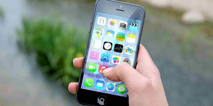 गौर करने वाली बात यह है कि पाकिस्तान की इस टॉप 10 सूची में न तो Apple iPhone है और न ही OnePlus. यही वजह है कि वहां आईफोन की कीमतें बेहद ज्यादा हैं. रिपोर्ट के मुताबिक, पाकिस्तान में कुछ आईफोन मॉडलों की कीमत 6 लाख पाकिस्तानी रुपये तक पहुंच चुकी है. यही कारण है कि आईफोन आम लोगों की पहुंच से बाहर हो गया है.