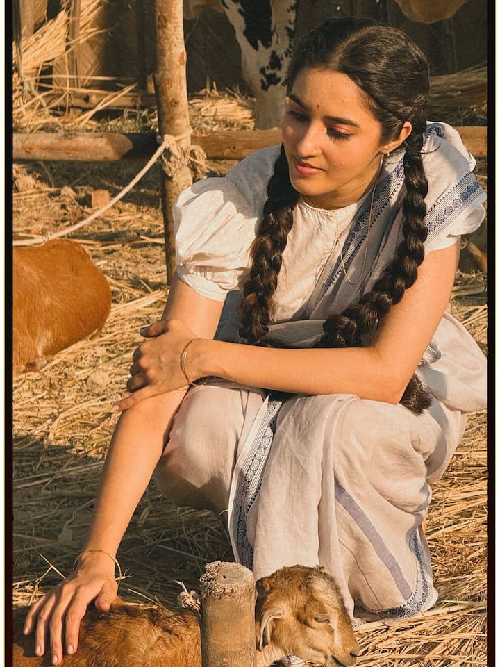 हालांकि, द बंगाल फाइल्स ने बॉक्स ऑफिस पर धीमी शुरुआत की है. रिपोर्ट्स के मुताबिक, फिल्म ने एडवांस बुकिंग में करीब 1.22 करोड़ रुपये कमाए, जबकि पहले दिन की कमाई सिर्फ 55 लाख रुपये रही.