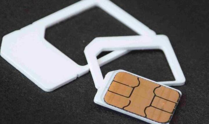 ਭਾਰਤ ਵਿੱਚ ਇੱਕ ਵਿਅਕਤੀ ਆਪਣੇ ਨਾਮ 'ਤੇ ਵੱਧ ਤੋਂ ਵੱਧ 9 ਸਿਮ ਕਾਰਡ ਰੱਖ ਸਕਦਾ ਹੈ ਜਦੋਂ ਕਿ ਜੰਮੂ ਅਤੇ ਕਸ਼ਮੀਰ, ਅਸਾਮ ਅਤੇ ਉੱਤਰ-ਪੂਰਬੀ ਰਾਜਾਂ ਵਿੱਚ ਸਿਰਫ 6 ਸਿਮ ਕਾਰਡ ਰੱਖ ਸਕਦੇ ਹਨ। ਇਸ ਨਿਯਮ ਦਾ ਉਦੇਸ਼ ਧੋਖਾਧੜੀ ਅਤੇ ਪਛਾਣ ਦੀ ਦੁਰਵਰਤੋਂ ਨੂੰ ਰੋਕਣਾ ਹੈ। ਤੁਹਾਡੇ ਆਧਾਰ ਨਾਲ ਜੁੜੇ ਸਾਰੇ ਸਿਮ ਕਾਰਡਾਂ ਨੂੰ ਲੈਕੇ ਜਾਣਕਾਰੀ ਪ੍ਰਾਪਤ ਕਰਨ ਲਈ, ਸਰਕਾਰ ਨੇ ਸੰਚਾਰ ਸਾਥੀ ਪੋਰਟਲ ਦੀ ਸਹੂਲਤ ਪ੍ਰਦਾਨ ਕੀਤੀ ਹੈ। ਇੱਥੇ ਜਾ ਕੇ, ਤੁਸੀਂ ਤੁਰੰਤ ਪਤਾ ਲਗਾ ਸਕਦੇ ਹੋ ਕਿ ਤੁਹਾਡੇ ਨਾਮ 'ਤੇ ਕਿੰਨੇ ਸਿਮ ਕਾਰਡ ਐਕਟਿਵ ਹਨ।