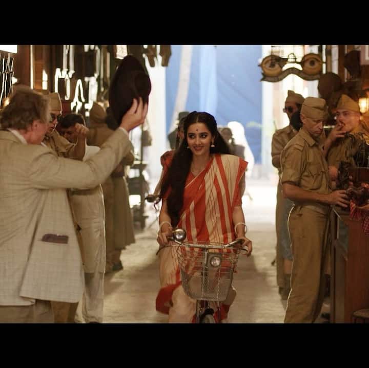 हालांकि, सिमरत को असली पहचान 2023 में रिलीज़ हुई गदर 2 से मिली. इसमें उन्होंने मुस्कान का किरदार निभाया था, जो उत्कर्ष शर्मा की पत्नी और सनी देओल की बहू बनी थीं. इस फिल्म की जबरदस्त सफलता ने उन्हें बॉलीवुड में चर्चा का विषय बना दिया.