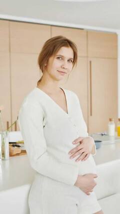 गर्भवती महिलांनी चुकूनही या गोष्टी खाऊ नये; जाणून घ्या