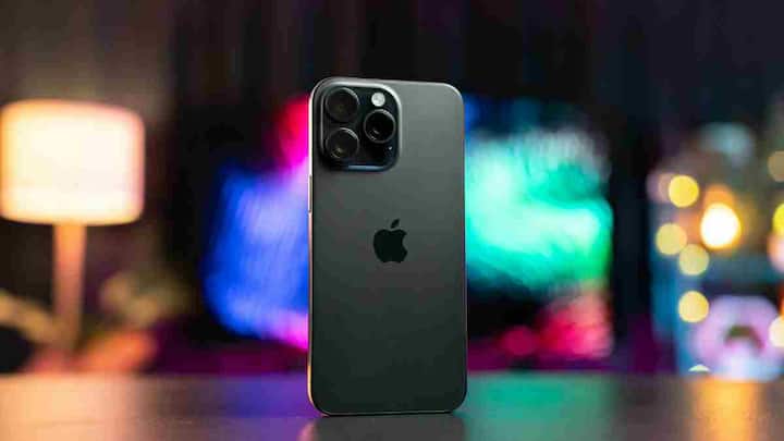 iPhone 15 Pro Max: iPhone 17 Pro Max के लॉन्च से पहले Apple अपने चाहने वालों को बड़ा तोहफा दे रहा है.